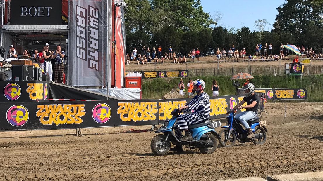 Het was vandaag de laatste dag van de Zwarte Cross. De zondag werd gestart met een kerkdienst in de megatent, waarna Kraantje Pappie en De Staat onder meer optraden op het hoofdpodium. Lees hieronder ons liveblog.