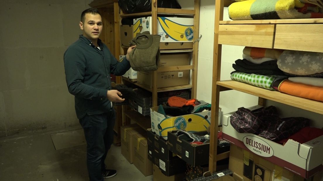 Jassen, kinderkleding, schoenen en kampeerspullen; Amir Zaza uit Syrië zamelt het allemaal in. Amir wil de spullen zo snel mogelijk sturen naar de vluchtelingen die in Griekenland in de kou zitten.