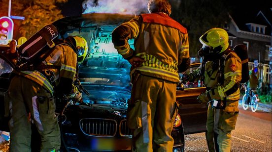 Automobilist ziet rook, even later slaan vlammen onder motorkap vandaan