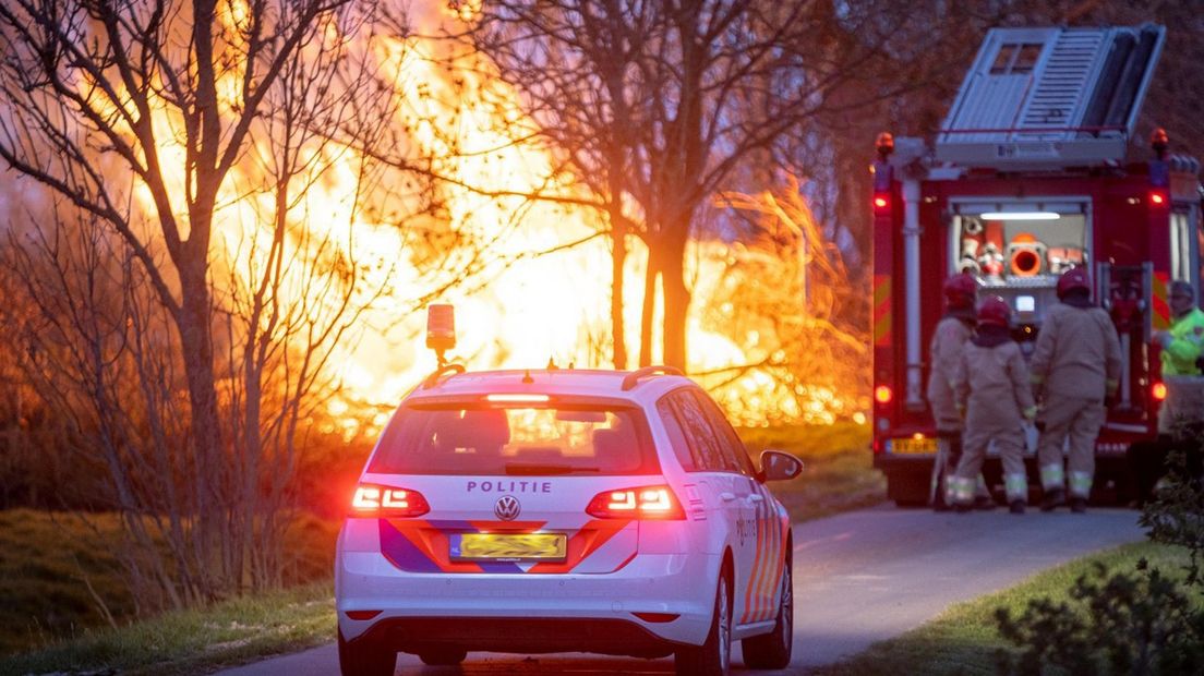 Hulpdiensten bij de plek waar het paasvuur is ontstoken.