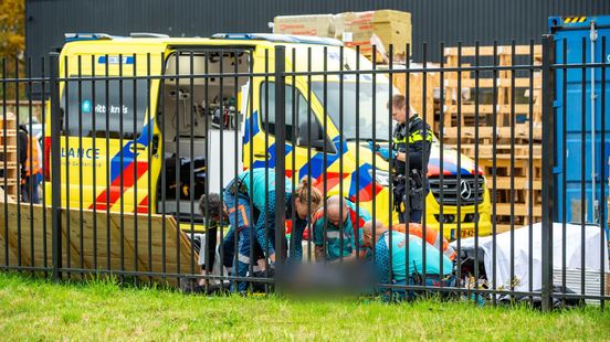 Man bekneld onder zware kist en moet met spoed naar ziekenhuis