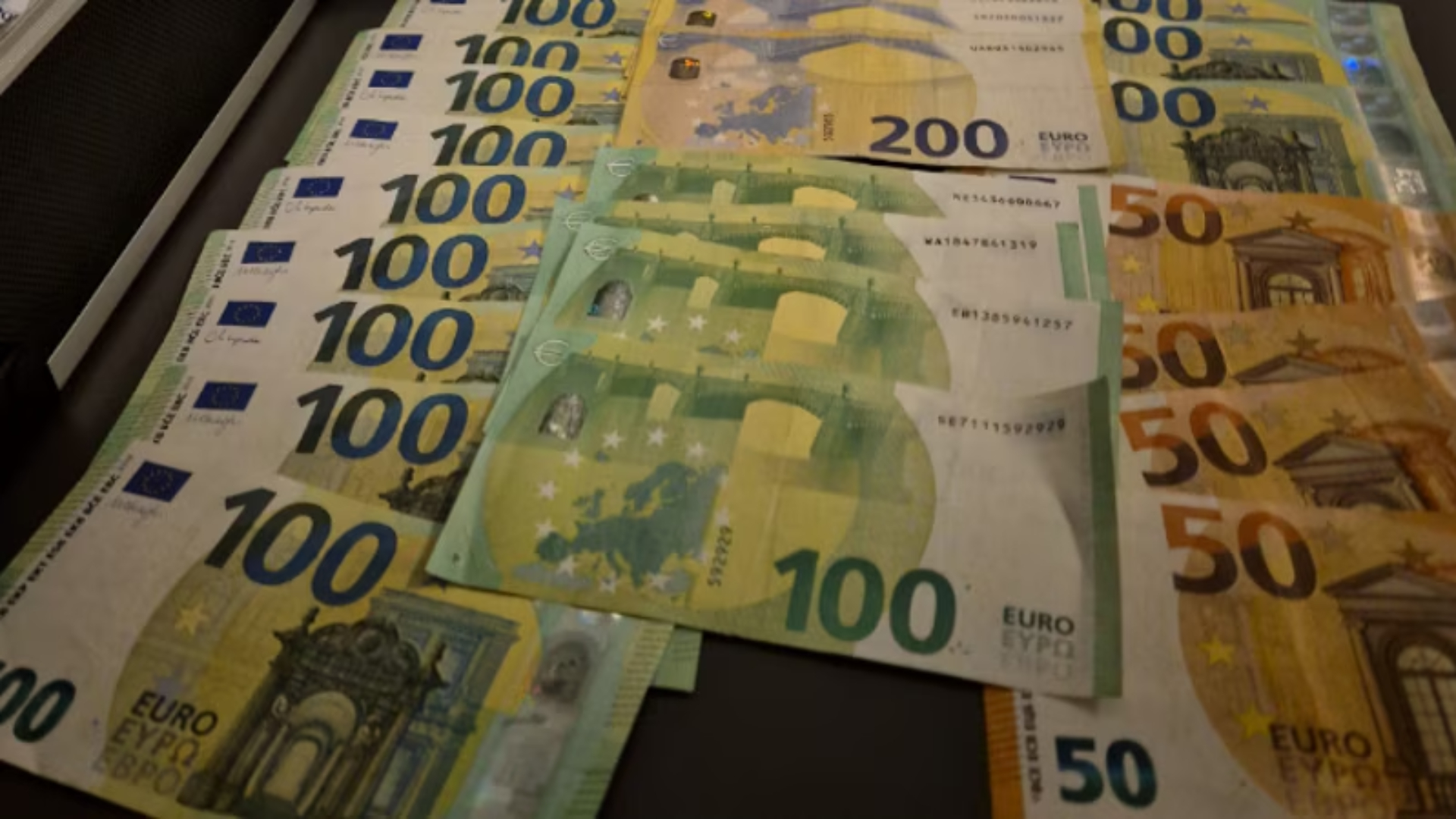 Contant geld, pokertafels en fiches: politie valt woning binnen om illegaal gokken