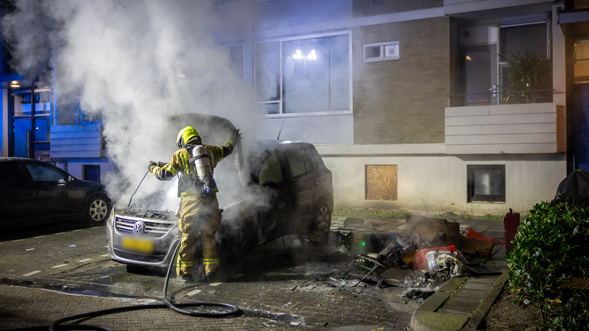 De brandweer kon niet voorkomen dat de auto zwaar beschadigd raakte