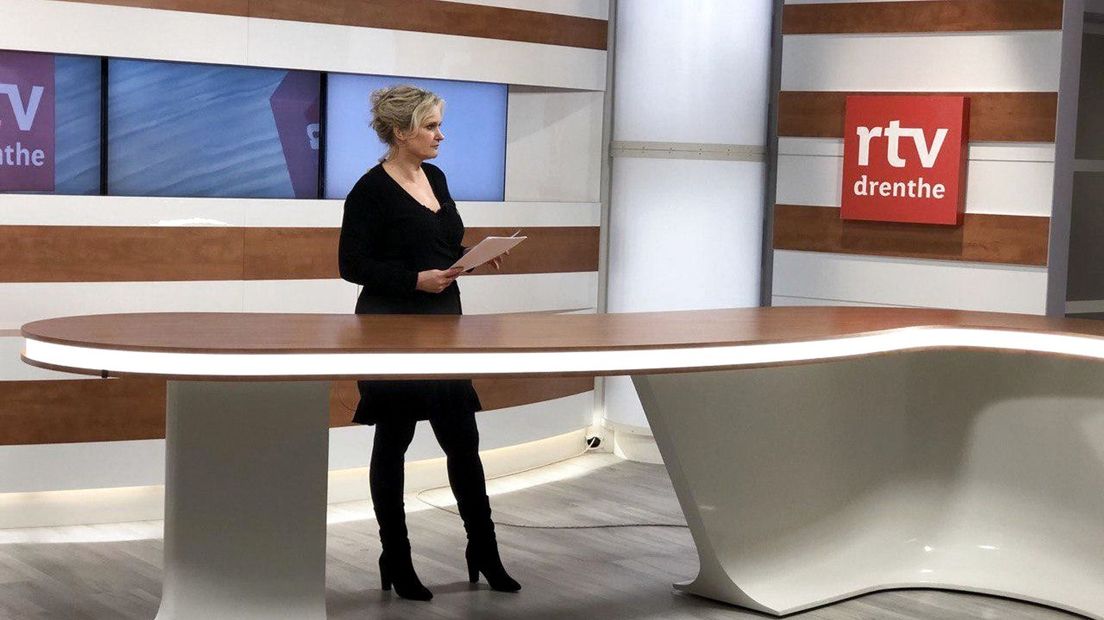 Presentatrice Anouk Middel in de televisiestudio van RTV Drenthe (Rechten: RTV Drenthe / Wolter Klok)