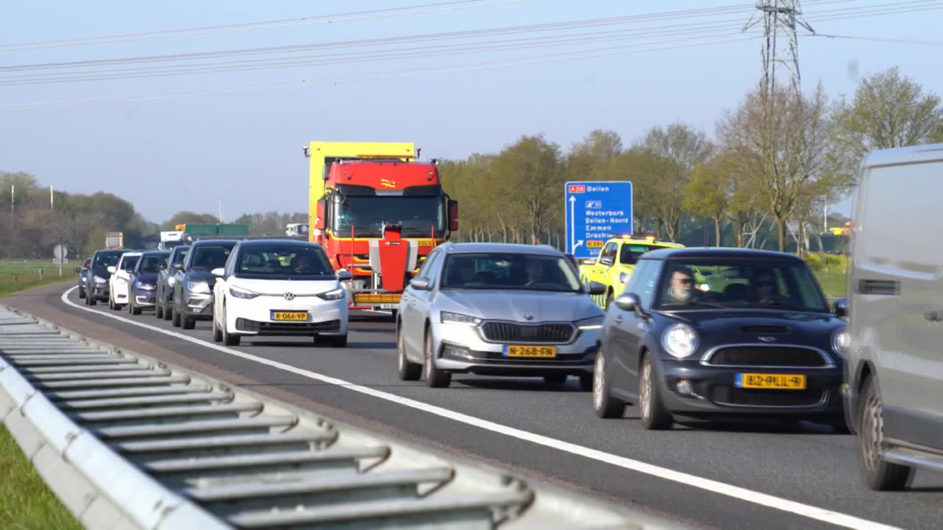 Vrachtwagenchauffeur Verliest Lading Kozijnen - RTV Drenthe