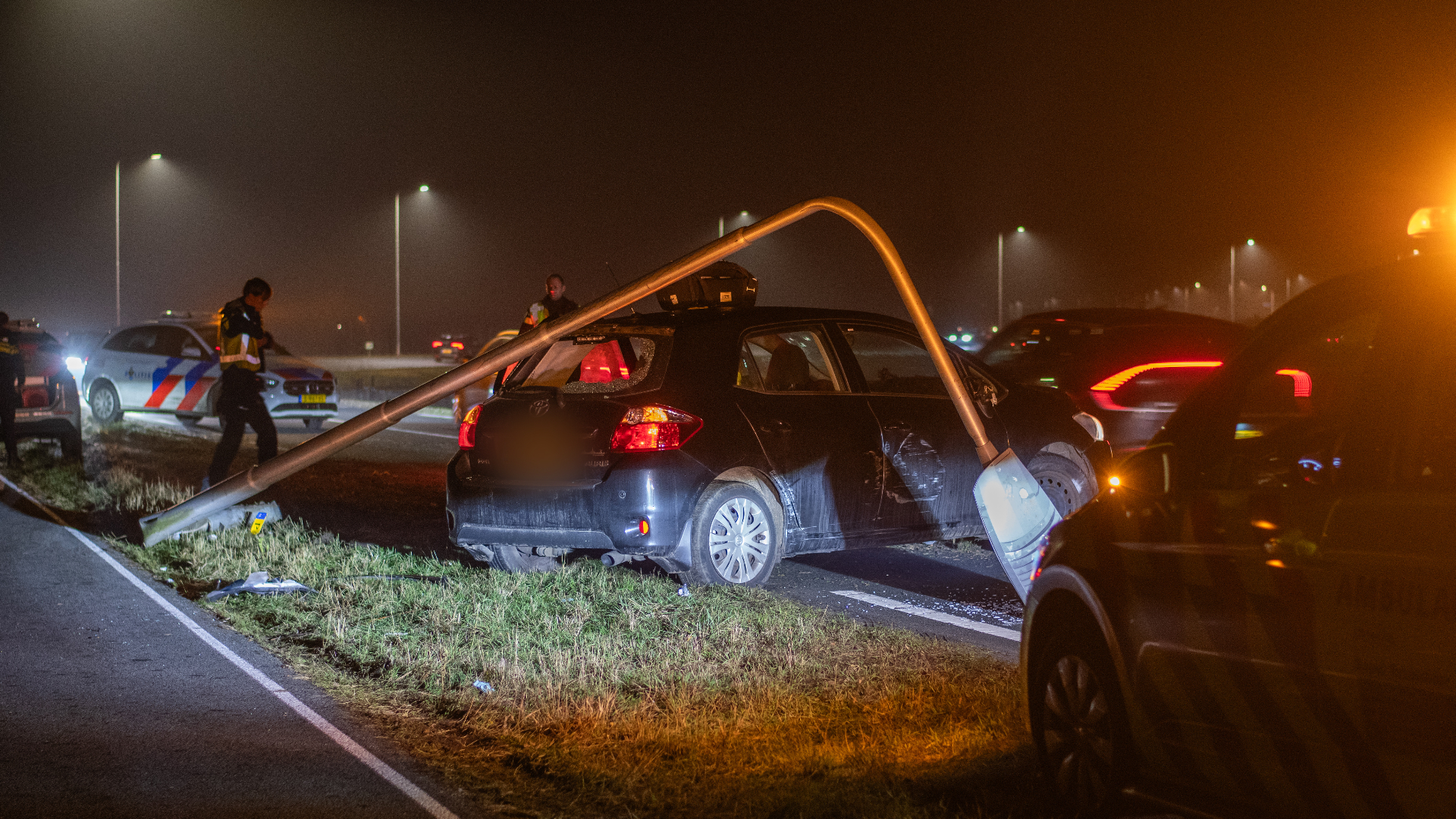 Auto ramt lantaarnpaal in De Meern