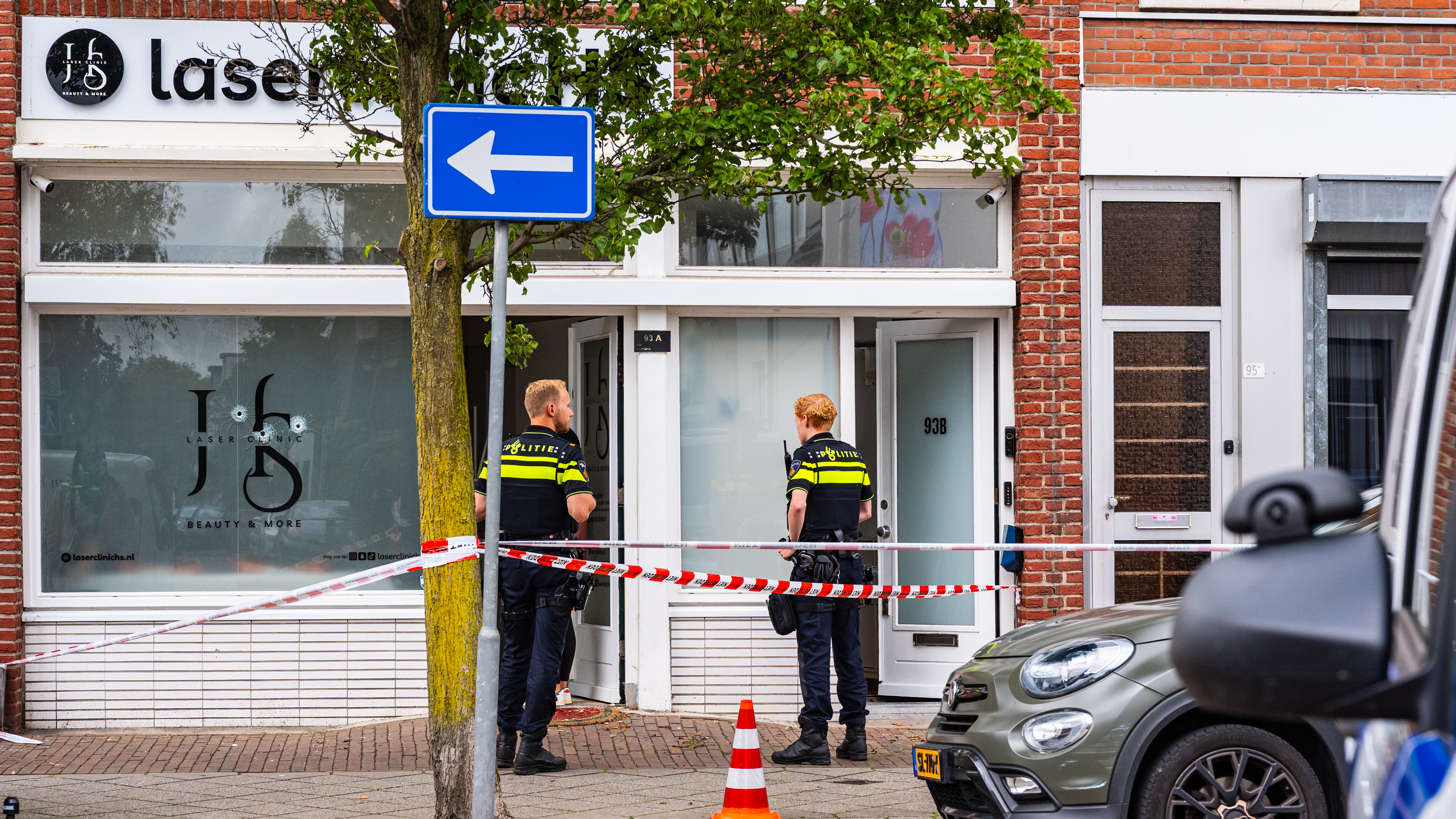 Agenten onderzoeken de sporen bij het pand en stellen deze veilig.