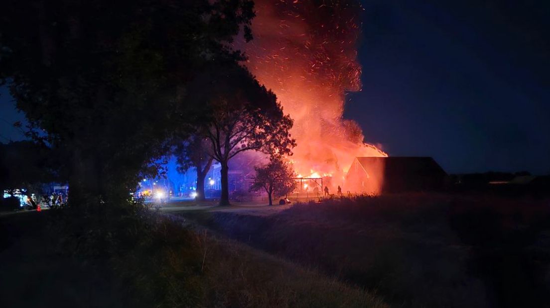 De boerderij staat in brand