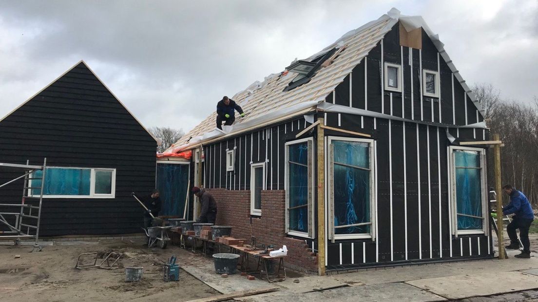 Een koloniewoning in aanbouw