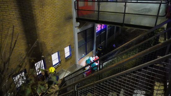 Man maakt metershoge val bij station en raakt zwaargewond