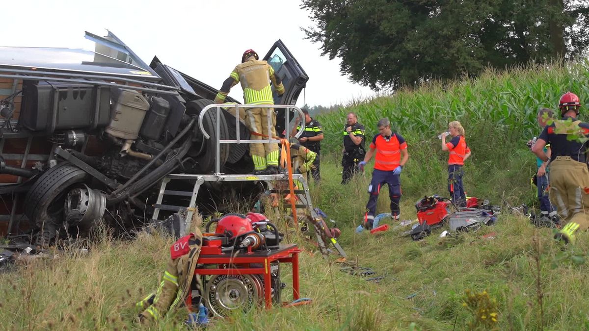 Ernstig ongeval op N348 bij Schalkhaar, waarbij auto in brand vloog en vrachtwagen kantelde