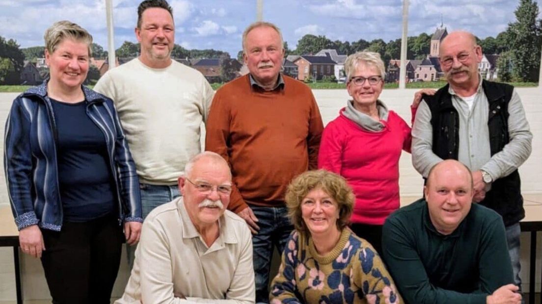 Het huidige Noorder Rondritten-bestuur met linksonder Ludy Bultena (Eigen foto)