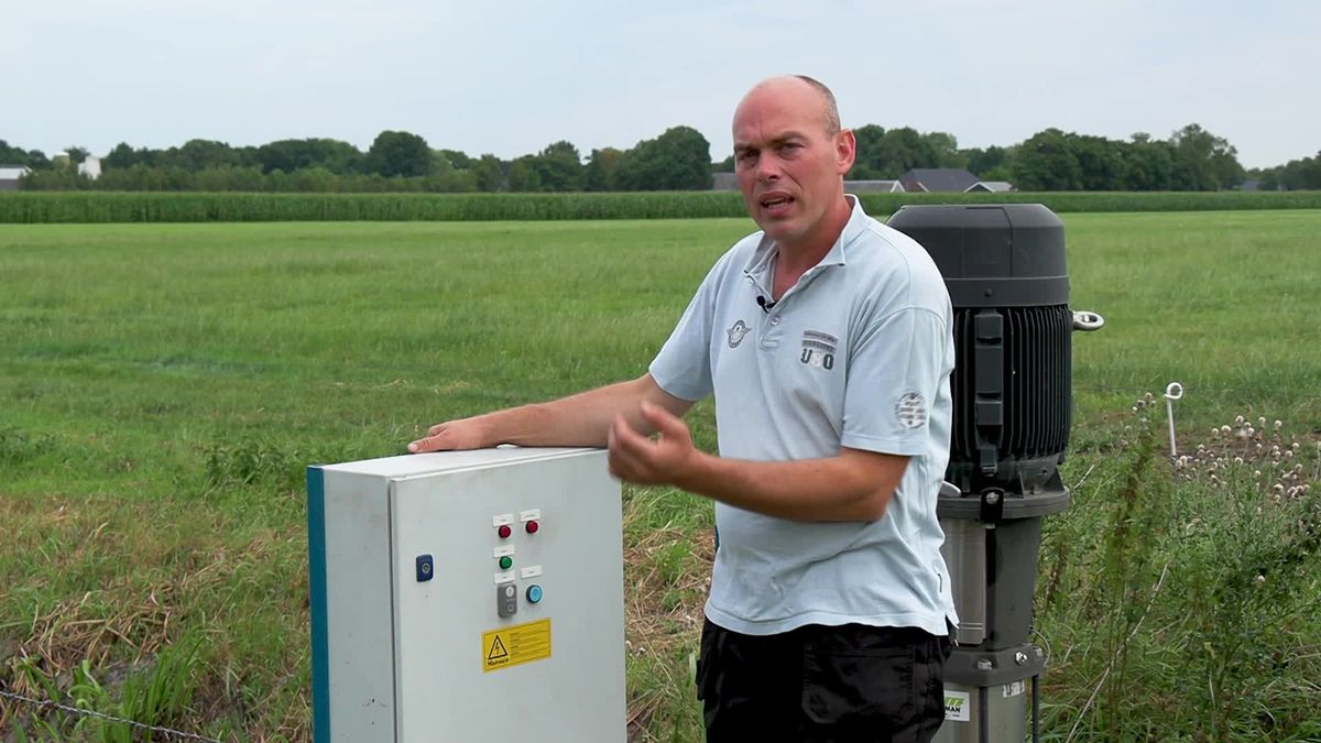André Slager uit Dedemsvaart beregent zijn weiland met een elektrische pomp