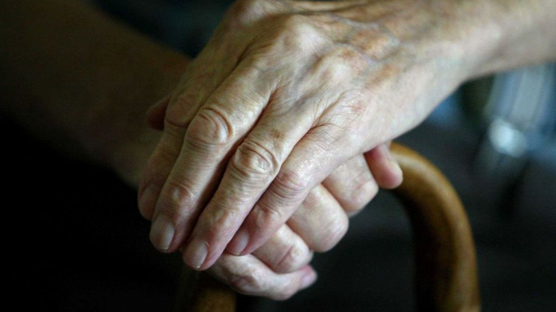 De vrouw werd beroofd door zogenaamde bankmedewerkers.