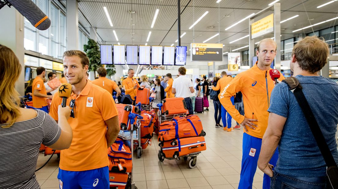Nederlandse hockeymannen staan pers te woord vlak voor hun vertrek naar Rio 