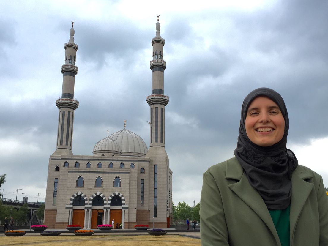 Marianne Vorthoren voor de Eassalam moskee in Rotterdam
