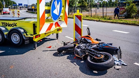 Motorrijder (22) zwaargewond na botsing met pijlwagen