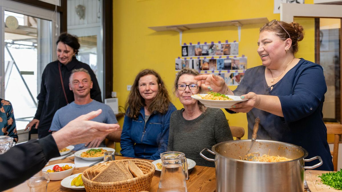 Ammar uit Syrië voelt zich weer thuis door samen aan tafel zitten in het Pennywafelhuis in Middelbur