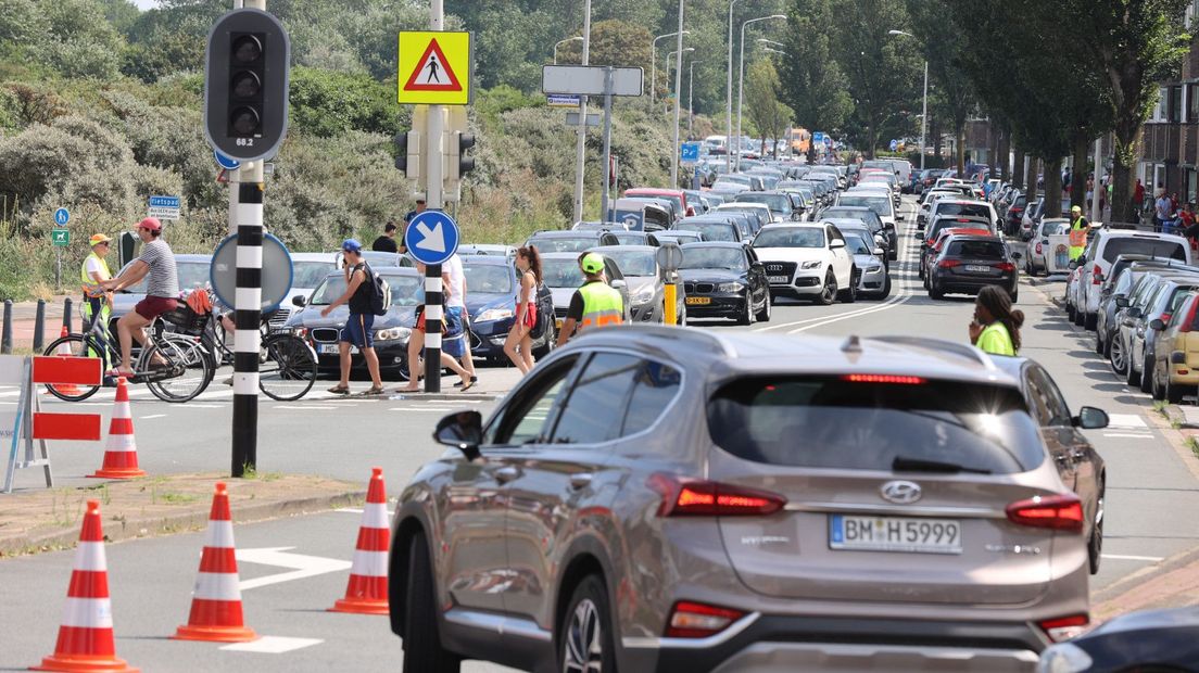 Drukte op de weg richting Scheveningen