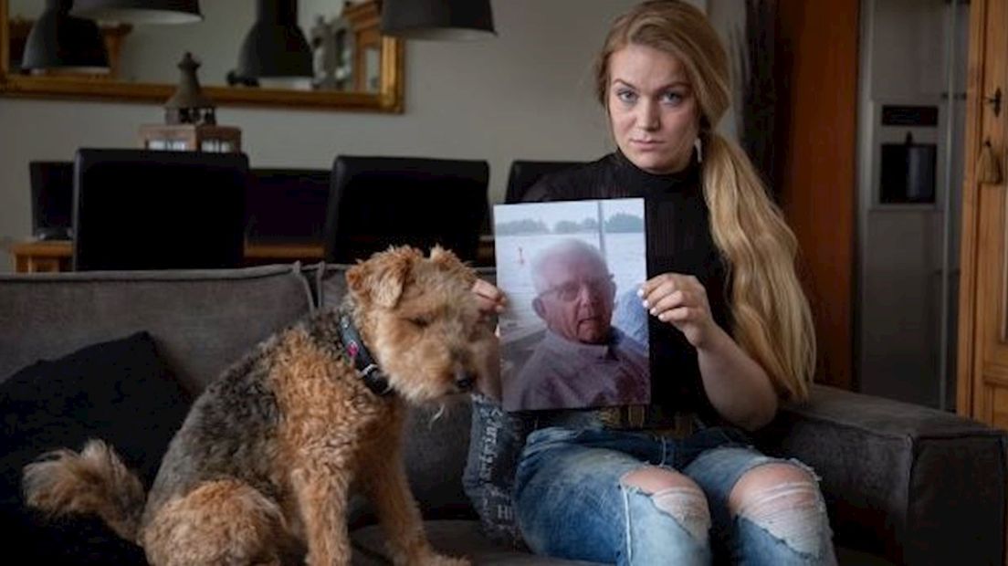 Irissa met een foto van haar spoorloos verdwenen opa Dirk van den Belt (81)