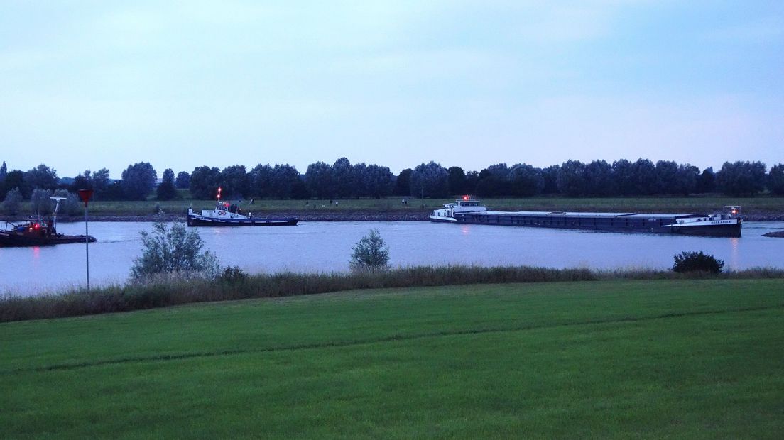 Rijkswaterstaat was zondag urenlang bezig om een binnenvaartschip los te maken dat was vastgelopen bij Eefde. Een dag later kijkt Rijkswaterstaat met een goed gevoel terug op de operatie, zegt woordvoerder Albert Dekker.