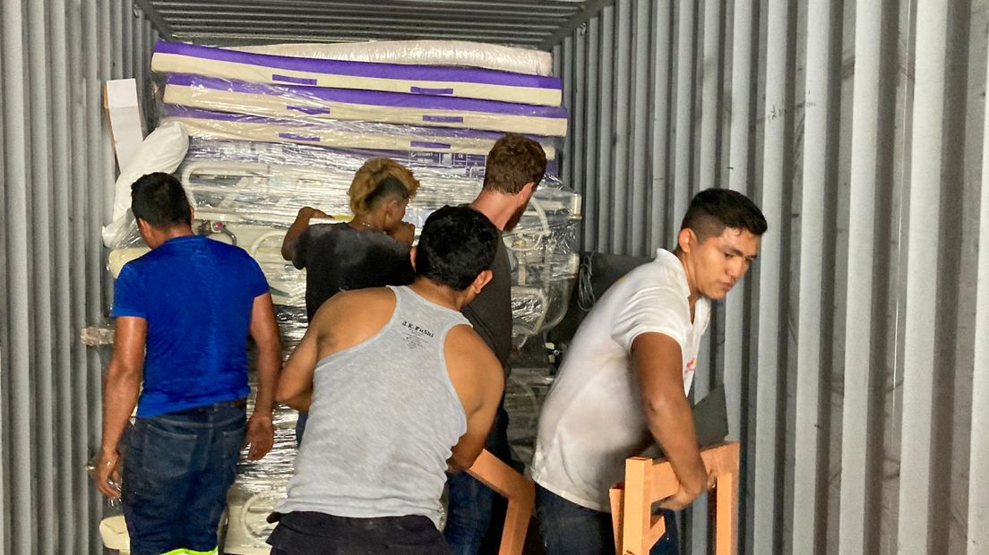 Container met matrassen komt aan bij het hospitaal