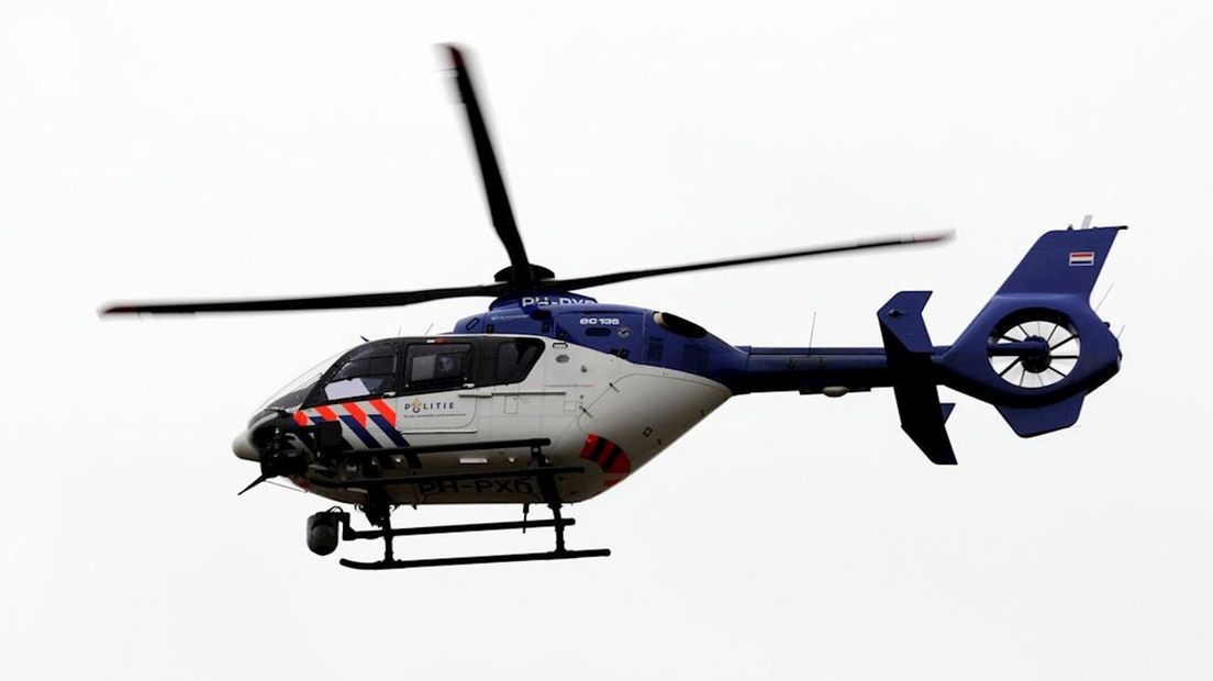 Politie speurt met helikopter naar verdachten in Holten