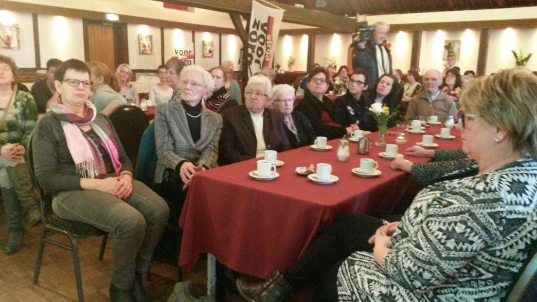 Woensdag werd hun werkgever failliet verklaard, vandaag leggen medewerkers van thuiszorgorganisatie TSN in verschillende Gelderse gemeenten hun werk neer. Met die staking wil de FNV nogmaals eisen dat de voormalig TSN-medewerkers onder dezelfde voorwaarden kunnen doorwerken bij een andere baas.