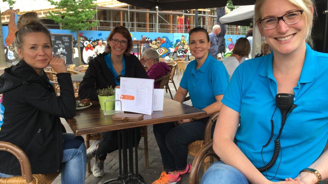 Kai Engelsmann - rechts - is een van de vier vrouwen die het festival organiseren (Rechten: Hielke Meijer/RTV Drenthe)