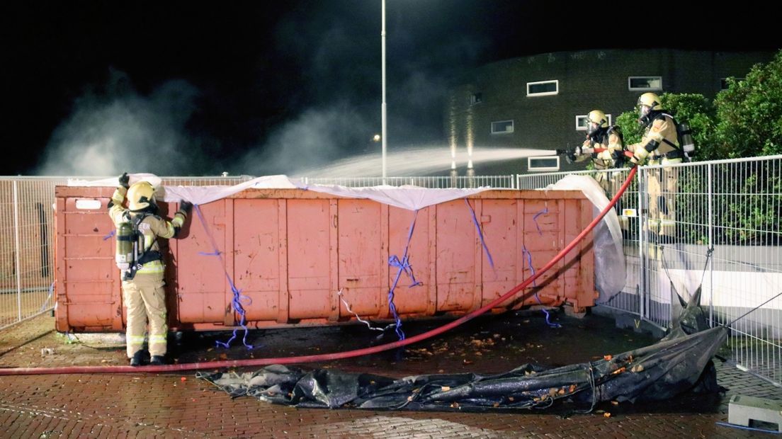 De asbestcontainer was afgedekt met een zeil, maar het vuur brandde daar doorheen