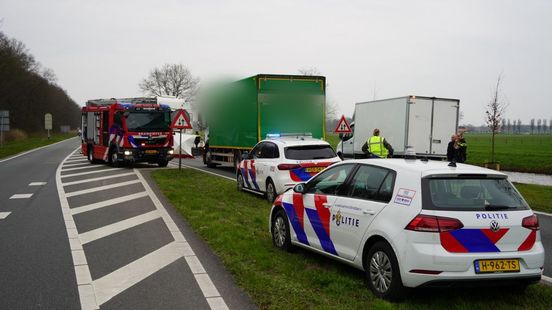 Uitslaande brand in Nijverdal | Wegafsluiting N377 na ernstig ongeluk. Uitslaande brand in Nijverdal | Wegafsluiting N377 na ernstig ongeluk.