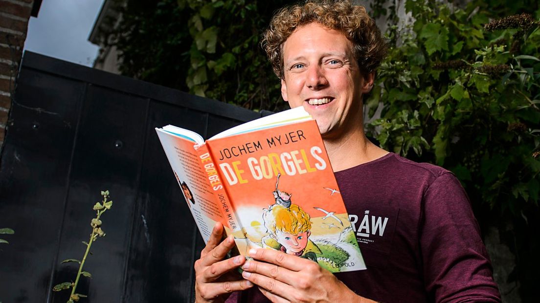 Jochem Myjer met kinderboek De Gorgels