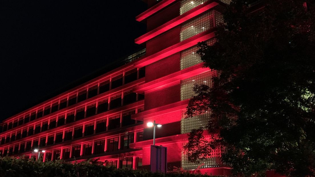 Provinciehuis in Zwolle in rood licht