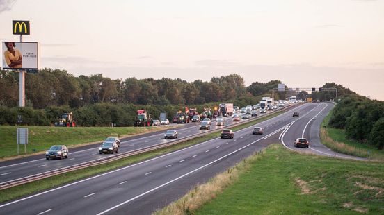 Boeren rijden in trekkers A28 op