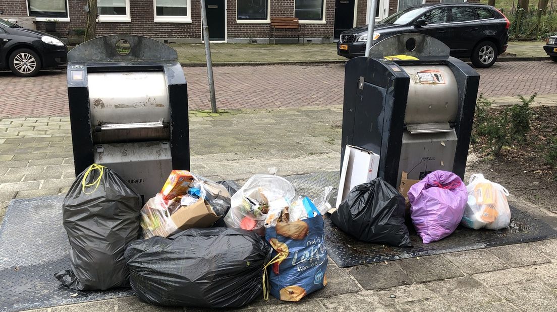 Rondslingerende afvalzakken bij een ondergrondse container in Groningen.