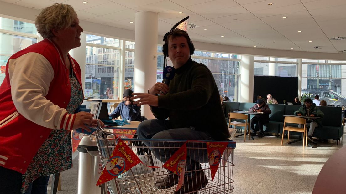 Bob Brinkman, ons eigen cadeautje, legde de route van de cadeaus in de bibliotheek ook even af