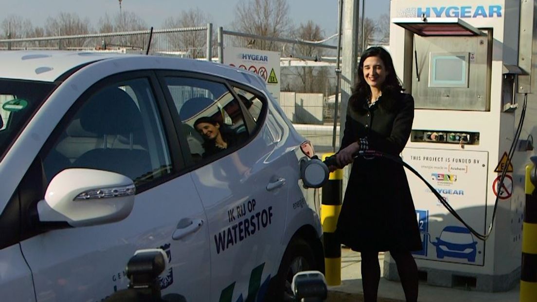 Rijden op waterstof is een stap dichter bij gekomen. Op de Oude Veerweg in Arnhem is woensdag het eerste Gelderse waterstoftankstation geopend waar geschikte auto's en bussen kunnen tanken. Het bijzondere aan het station is dat het zelf ter plekke waterstof produceert.