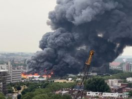Kijk terug: beelden van de grote brand in een loods in Rotterdam-West