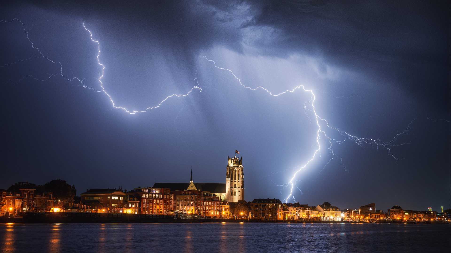 Onweer boven Dordrecht. (Foto van een aantal jaar geleden)