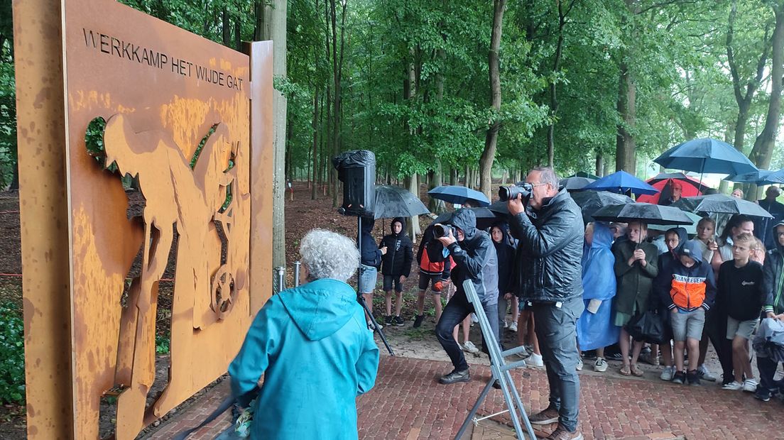 Nanette Cohen onthult het monument in de stromende regen