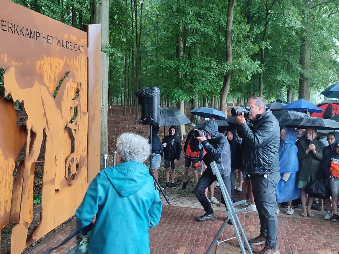 Bijzonder monument onthuld in Staphorst: "Je voelt de historie"