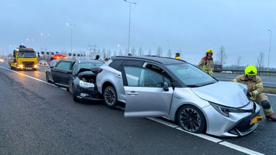 Rijbaan dicht na kettingbotsing A15 | Bestuurder rijdt in het water.