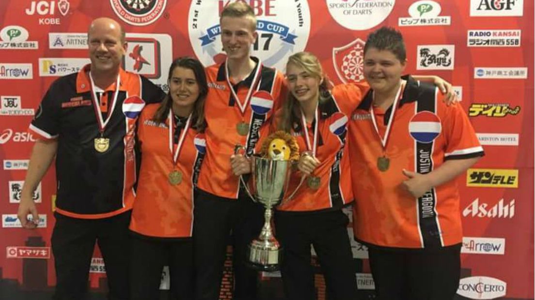 Het Nederlands jeugddartsteam met Layla Brussel won goud.