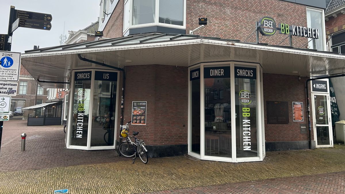 Toplocatie, maar alweer een snackbar die ten onder gaat aan het Waagplein in Sneek