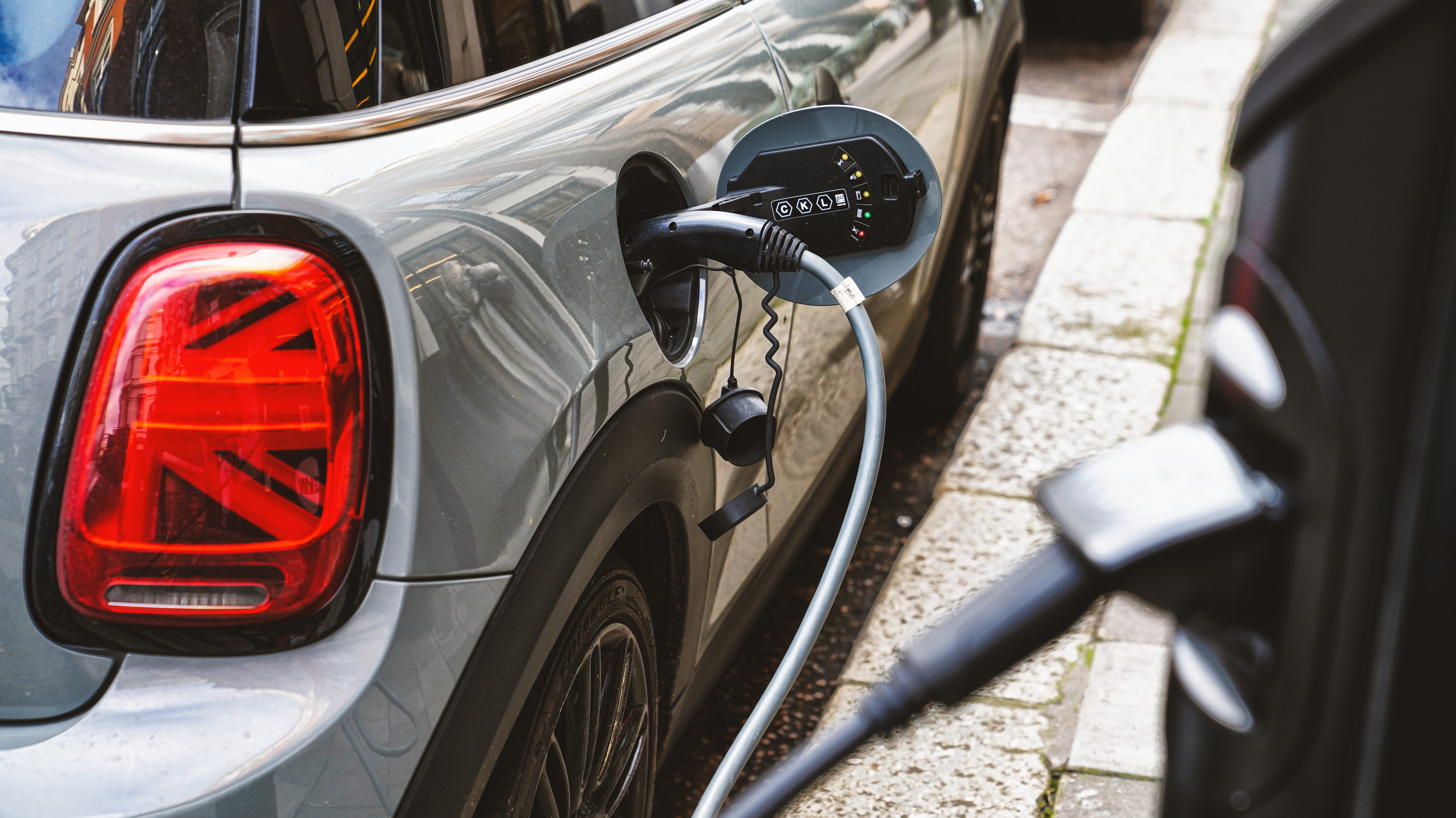 Proef met laadplekken in Limburg: ook benzine- en dieselauto's mogen er parkeren