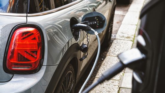 Proef met laadplekken in Limburg: ook benzine- en dieselauto's mogen er parkeren