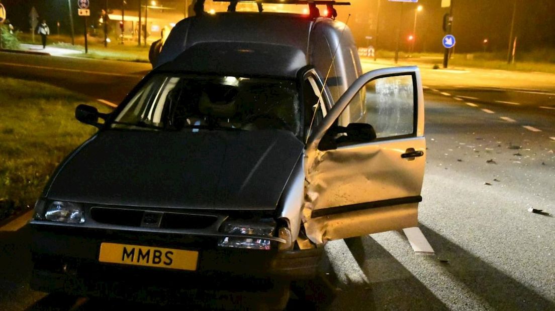 Auto en mmbs botsen tegen elkaar in Enschede