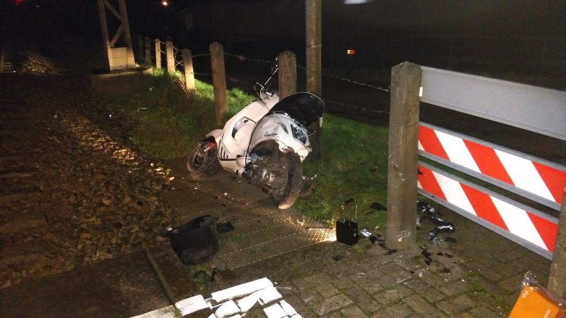 Een scooterrijdster is zaterdagavond aan de dood ontsnapt. Bij de spoorwegovergang aan de Lentsesteeg in Rheden werd haar voertuig geschept door een trein. De bestuurster kon net op tijd van de scooter springen en kwam er zonder verwondingen vanaf.