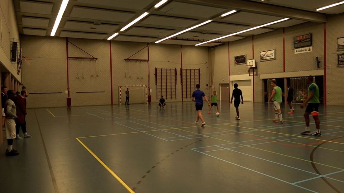 Vluchtelingen en Harskampers spelen potje voetbal.