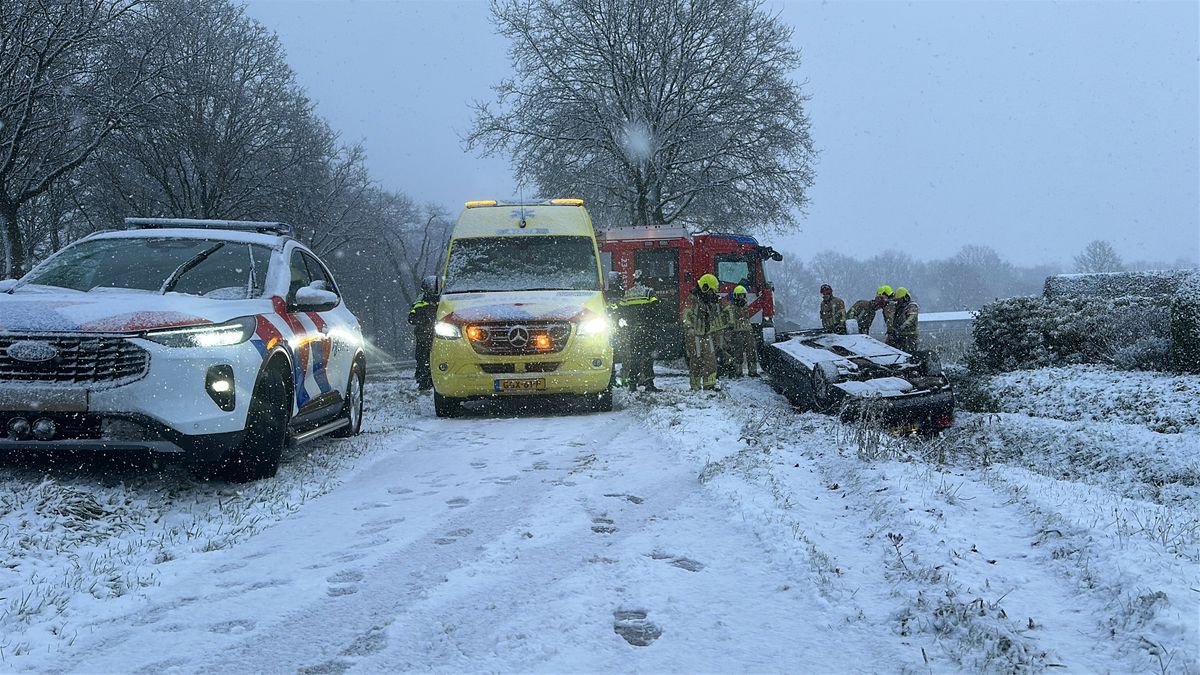 Ongelukken door gladheid in Limburg: auto belandt op de kop in sloot